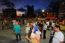 Ricardo Coutinho conversou com moradores da área e destacou os benefícios do projeto, que inclui playground, academia, ciclovia e espaço para cães