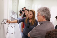 Ricardo Coutinho percorreu as dependências do Hospital Metropolitano e recebeu informações da superintendente da Suplan, Simone Guimarães