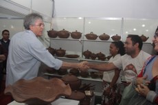 Governador cumprimentou artesãos que estão expondo seus trabalhos no Salão do Artesanato e assinou contratos através do Empreender