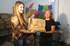 Gestora da 3ª Gerência Regional de Saúde, Tatiana Medeiros (E) agradeceu pelo empenho dos agentes de combate às endemias