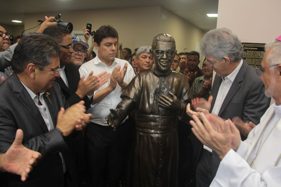 hospital metropolitano estatua - foto Alberi Pontes.JPG