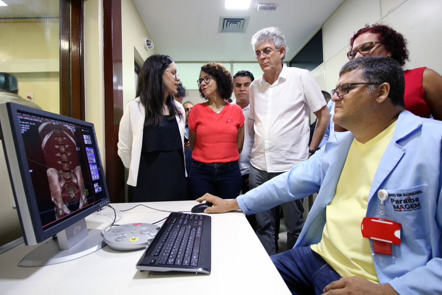 ricardo entrega equipamentos no hosp de trauma foto francisco franca (8).JPG