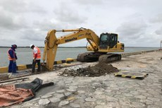 O estágio atual da obra se encontra na finalização das etapas iniciais de demolição da laje em concreto armado e escavação manual