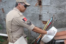 Duplas formadas por agentes comunitários de endemias e bombeiros visitaram as residências