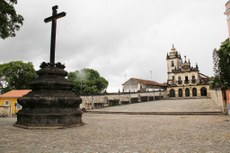 Frontispício do convento, cercado de 2 muralhas antigas, com 6 painéis representando as estações da Paixão de Cristo