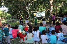 Crianças de 4 a 12 anos podem participar de trilhas ecológicas, como também de oficinas de amarelinha, bola de gude, peão, bambolê, pula corda, elástico e bolinha de sabão