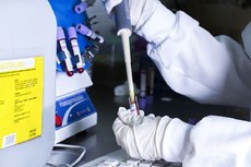 O setor é responsável por executar mais de 30 variedades de exames, dentre esses se destacam hemogramas, bioquímicos e de microbiologia