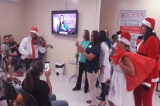 A esposa do bom velhinho percorreu, ao som de músicas natalinas, todas as enfermarias da unidade de saúde e distribuiu brinquedos