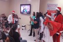 A esposa do bom velhinho percorreu, ao som de músicas natalinas, todas as enfermarias da unidade de saúde e distribuiu brinquedos