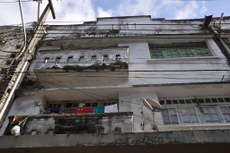 É fácil encontrar fachadas de prédios no centro da capital com sujeira, rachaduras e reboco caindo, expondo a estrutura de ferro