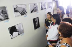 Abertura da exposição fotográfica “Nascer”, de partos realizados na unidade fez parte da programação festiva