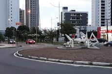 Obra de arte caiu antes do início do feriado da Semana Santa