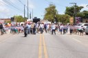 Manifestantes caminharam portando faixas e cartazes pedindo a paralisação da obra de duplicação da rodovia que corta a cidade