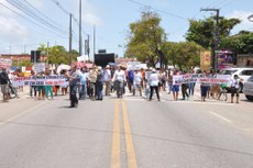 Manifestantes caminharam portando faixas e cartazes pedindo a paralisação da obra de duplicação da rodovia que corta a cidade