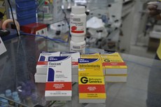 Produtos populares como o bicarbonato de sódio e o Floxicam estão nas listas divulgadas durante audiência do MP-Procon