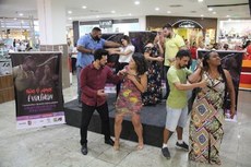 Oito atores da Companhia de Teatro Abner encenaram quadros vivos, com situações vividas em famílias afetadas por práticas machistas para silenciar, subjugar, desrespeitar e tirar a vida de mulheres
