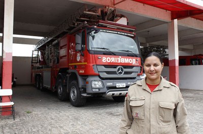 Soldado Bombeiro.jpg A jovem Allyenn Duarte é soldado do Corpo de Bombeiros Militar da Paraíba e atua como motorista da Auto Plataforma Aérea e dos caminhões Auto Bomba Tanque