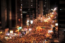 O maior bloco pré-carnavalesco de arrasto do Brasil reúne milhares de pessoas todos os anos na Quarta-feira de Fogo