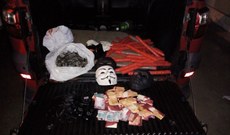 Carro roubado recuperado pela PM estava com 33 explosivos, luvas, máscaras, grampos e radiocomunicadores