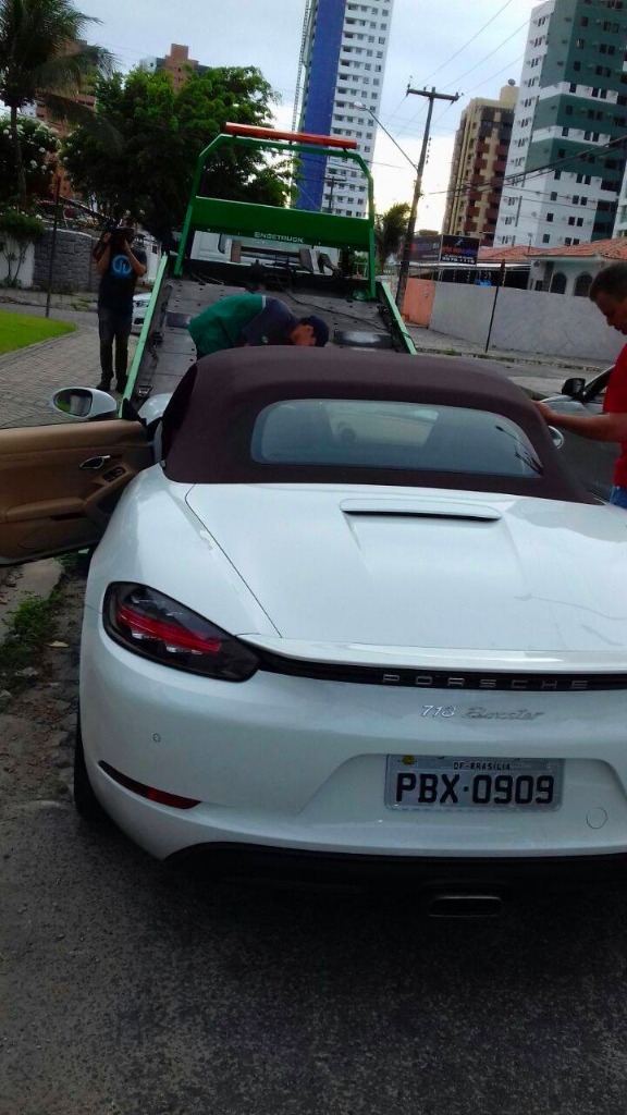Carro utilizado para atropelar o agente do Detran sendo rebocado no bairro de Manaíra