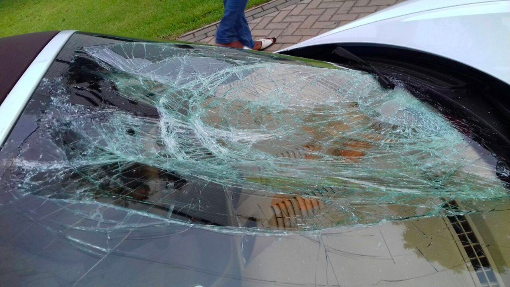 Carro utilizado para atropelar o agente do Detran sendo rebocado no bairro de Manaíra