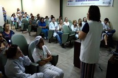 Durante a capacitação, muitos colaboradores trocaram as luvas e agulhas por papel e caneta, buscando aprender um pouco mais