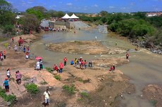 As águas da transposição do rio São Francisco chegaram à Paraíba no dia 8 de março, abastecendo inicialmente o município de Monteiro