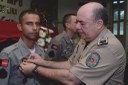 Comandante-geral da corporação coronel Euller Chaves, quando condecorava um integrante da tropa durante a solenidade de novos militares