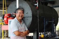 Antônio Kikuti optou pelo gás natural devido à melhor queima do combustível, resultando em um processo mais ágil e limpo