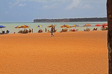 Muitas pessoas aproveitaram o feriado do meio de semana para curtir as praias de João Pessoa, como a do Cabo Branco. Foto: Marcus Russo