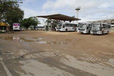 No terminal de ônibus do Cristo, ao lado do Estádio Almeidão, não há calçamento e os usuários têm que enfrentar buracos e muita lama 