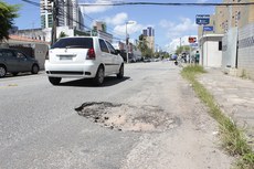 A população reclama não somente dos buracos, mas também da falta de nivelamento na pavimentação