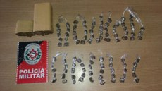 Foi apreendido um tablete com aproximadamente um quilo e 99 trouxinhas de maconha, prontas para a comercialização.