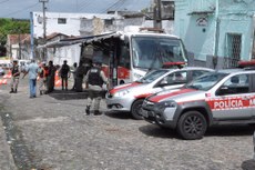 No primeiro dia da ‘ocupação’ cerca de 20 policiais percorreram toda a rua, entraram nos estreitos becos e conversaram com os moradores