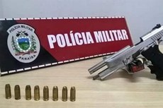 A pistola calibre .40 foi apreendida e encaminhada à Delegacia de Polícia Civil de Pedras de Fogo