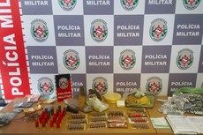 Durante a revista, foram encontrados, com o homem de 36 anos idade, dinheiro e entorpecentes