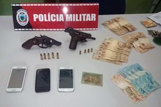 Presos em flagrante portavam uma pistola e um revólver
