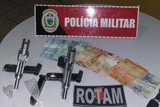 As armas estavam com Francisco Jairo Diniz Oliveira, de 37 anos, e Lindomar Fernandes da Silva, 47