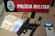 Foram apreendidas uma pistola e munições