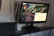 Suspeita monitorava toda área externa da própria casa com um sistema de câmeras de vídeo