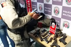 Cinco armas de fogo, uma réplica de pistola, e mais de 100 munições foram apreendidas com o grupo