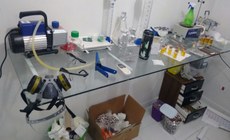 No local do laboratório clandestino, a PM encontrou seringas, compostos químicos e vários aparelhos usados na fabricação dos produtos