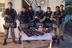 Durante a busca, os policiais encontraram oito armas de fogo e alguns acessórios