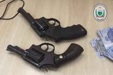 Um dos revólveres apreendidos havia sido roubado do vigilante da agência dos Correios