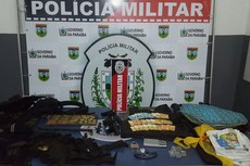 Foram apreendidas duas pistolas calibre 40 e dezenas de munições de calibres 44, 45, de fuzil 7mm e 9mm