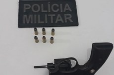 Na ação, uma arma de fogo foi apreendida e um carro roubado foi recuperado
