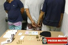 Os três suspeitos e o material apreendido foram levados para a Central de Polícia Civil, no Geisel