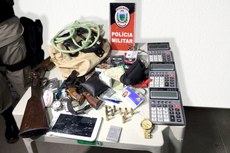 Casal foi preso com dois revólveres calibre 38, uma espingarda calibre 12, munições, e vários objetos provenientes de roubos