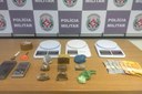 Duas pessoas foram presas com arma de fogo, diversos entorpecentes e balanças de precisão
