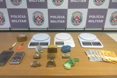 Duas pessoas foram presas com arma de fogo, diversos entorpecentes e balanças de precisão